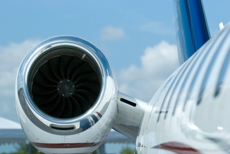 摄图网_320206940_商务喷气机发动机旅行合金蓝色管理人员商业公司客机飞机白色奢华（企业商用）.jpg